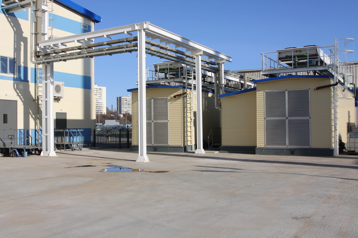 Электроснабжение Модульного Дата-Центра отвечает требованиям первой категории электроснабжения. Электропитание осуществляется от двух независимых энерговводов. Оборудование заказчика подключается через два независимых шинопровода.
Резервное электроснабжения реализовано по схеме N+1 на базе дизель-роторных источников бесперебойного компании Hitec Power Protection питания мощностью 1300 кВт каждый. Время автономной работы дизель-генераторов составляет 12 часов. Стек Казань имеет соглашения с поставщиками дизельного топлива на поставку со временем реакции в рамках оговоренного SLA Электроснабжение Модульного Дата-Центра отвечает требованиям первой категории электроснабжения. Электропитание осуществляется от двух независимых энерговводов. Оборудование заказчика подключается через два независимых шинопровода.
Резервное электроснабжения реализовано по схеме N+1 на базе дизель-роторных источников бесперебойного компании Hitec Power Protection питания мощностью 1300 кВт каждый. Время автономной работы дизель-генераторов составляет 12 часов. Стек Казань имеет соглашения с поставщиками дизельного топлива на поставку со временем реакции в рамках оговоренного SLA