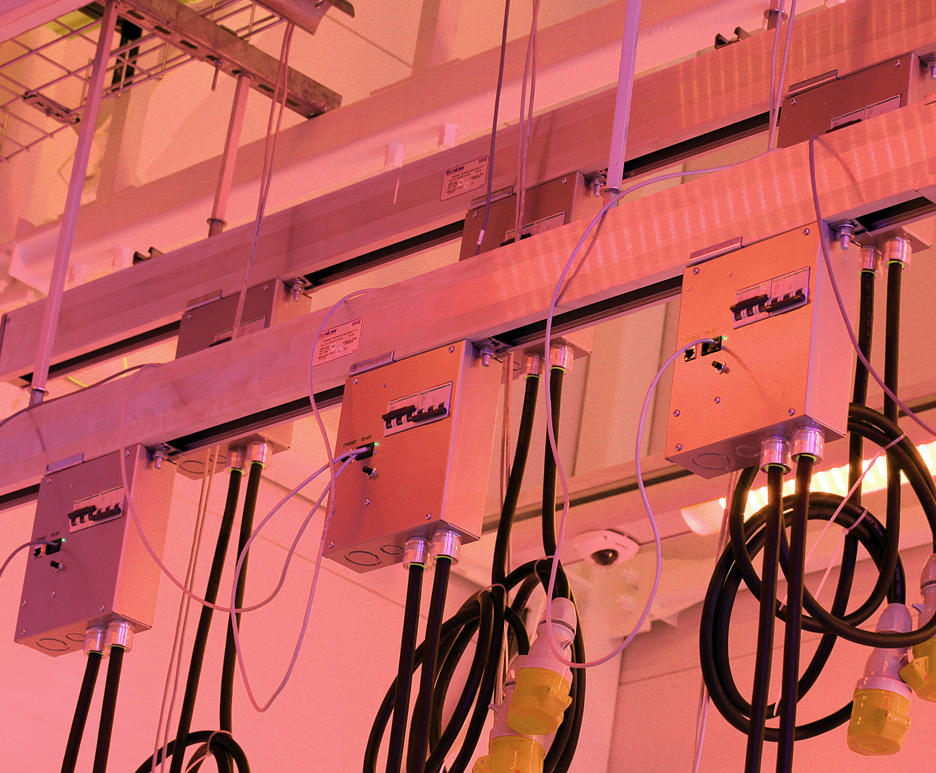 В схеме распределения электроснабжения для стоек и стоечного оборудования, применяется модульная шина распределения StarLine Busway. Данная система распределения позволяет подключать/отключать нагрузку без подготовки (отключения электроэнергии) в любом месте шины. Отводные блоки для подключения стоек производятся по требованию необходимого номинала, числа фаз и способа (разъема) подключения; системы контроля состояния выключателей, параметров питающей сети и нагрузки подключенного оборудования (до 40 кВт на стойку). В схеме распределения электроснабжения для стоек и стоечного оборудования, применяется модульная шина распределения StarLine Busway. Данная система распределения позволяет подключать/отключать нагрузку без подготовки (отключения электроэнергии) в любом месте шины. Отводные блоки для подключения стоек производятся по требованию необходимого номинала, числа фаз и способа (разъема) подключения; системы контроля состояния выключателей, параметров питающей сети и нагрузки подключенного оборудования (до 40 кВт на стойку).