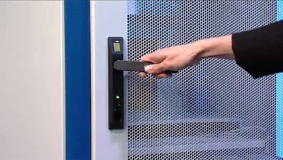 EMKA представляет ручки для серверного шкафа со сканером отпечатков пальцев