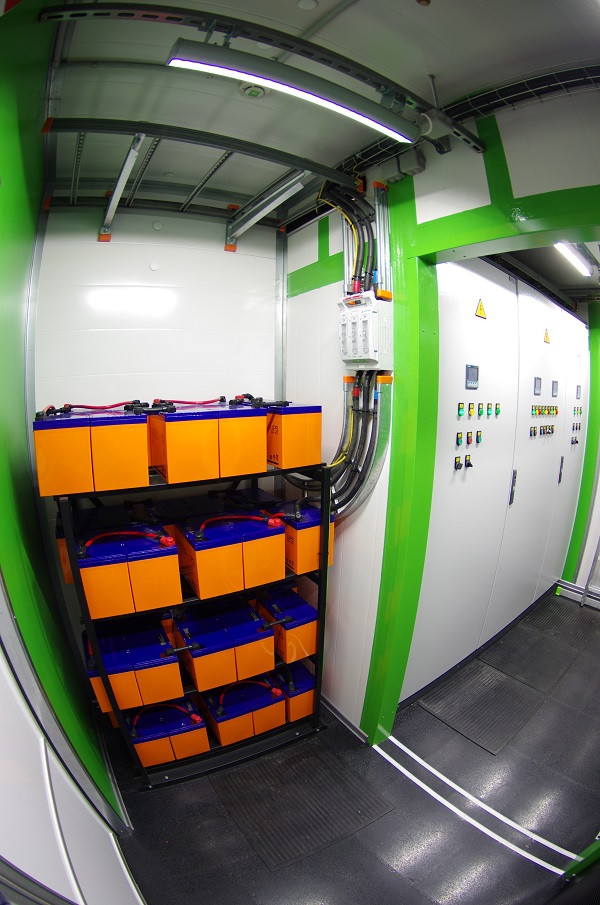 &ensp;Рис. 2. Элементы системы распределения электропитания МЦОДа TelecomOutdoor NGm: на фото АКБ и главный распределительный щит