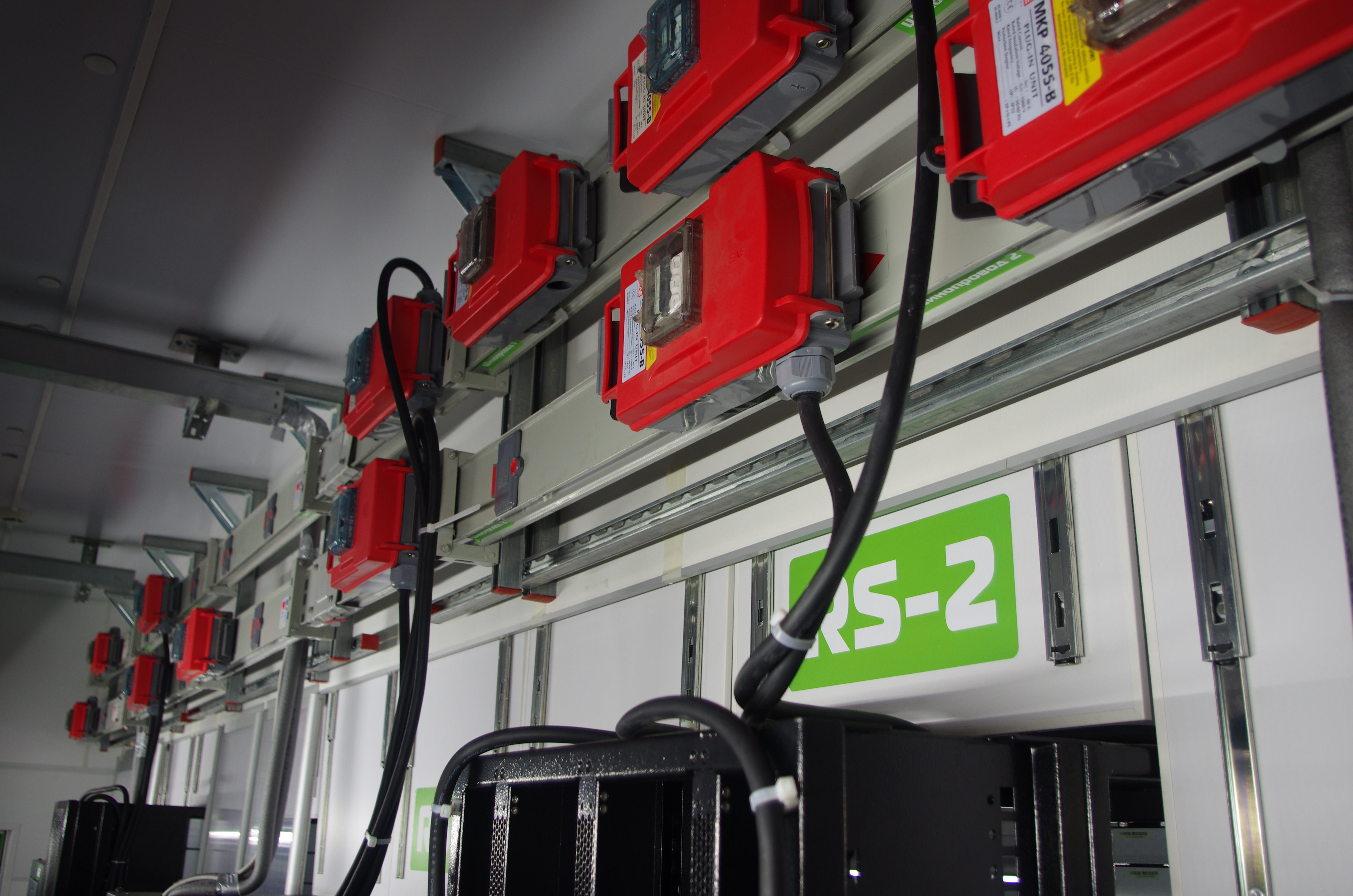 Рис. 8. Шинопроводы энерго&shy;распределения, установленные над серверными стойками 