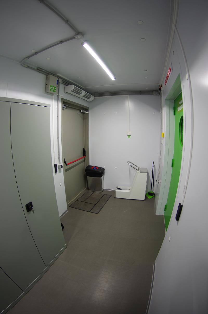 Внутри МЦОДа StandardOutdoor12: входные двери в&nbsp;энергоблок и в серверный блок