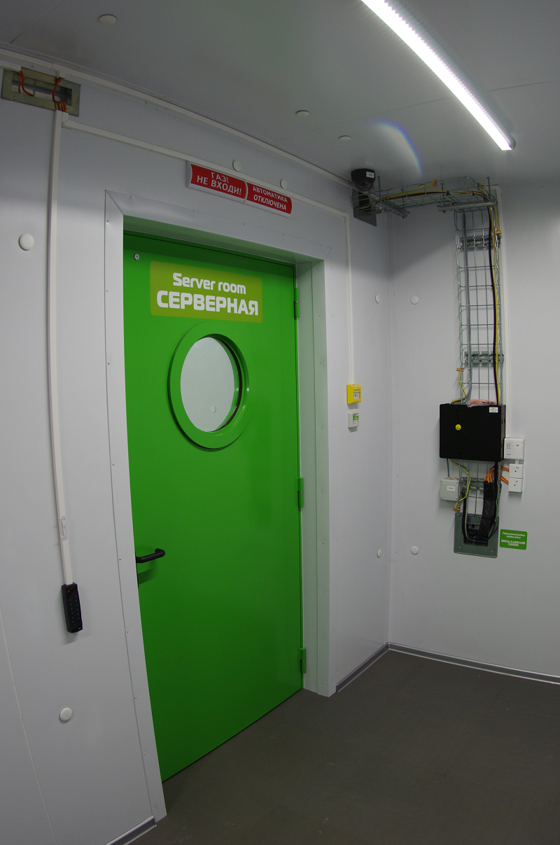 Внутри МЦОДа StandardOutdoor12: входные двери в&nbsp;энергоблок и в серверный блок