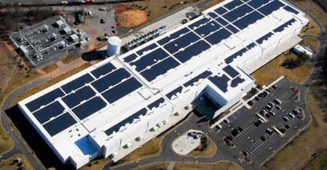 Вопреки имиджу сверхзащищенных компонентов критически важной инфраструктуры государства, центры обработки данных &mdash; достаточно опасные объекты, где случаются различные инциденты. От вспышки дуги и пожара до кибератаки, парализующей работу инфраструктуры, &mdash; самые разные события способны стать причиной аварии в ЦОД, что подтверждает наш свежий дайджест.  Сбой телекоммуникационной инфраструктуры вывел из строя ЦОД в Монако Во вторник 29 ноября 2022 года произошел серьезный сбой в работе телекоммуникационной инфраструктуры компании Monaco Telecom, который вывел из строя местные ЦОД и серверные комнаты, лишив их доступа к интернету. Авария затронула стационарную и мобильную телефонную связь, а также передачу данных через интернет. Из-за коллапса телефоны экстренных служб оказались отключены.  На исправление первопричины технического инцидента, который начался в 14:34 по местному времени, ушел час. Но восстановление сервисов заняло гораздо больше времени. Последствия данного инцидента ощущались по всей территории микрогосударства. Работы по восстановлению фиксированной телефонной связи продлились особенно долго &ndash; доступ к полному спектру услуг клиенты получили лишь в 20:45 по местному времени.  Согласно отчетам местных СМИ, ссылающихся на инсайдерскую информацию, отключение телекоммуникационной инфраструктуры в европейском Княжестве началось после аварии в одном из основных центров обработки данных компании Monaco Telecom. Речь о ЦОД под торговым центром на территории района Фонвьей.  В ходе плановых технических работ дата-центр был отключен от центральной электросети. Но дизель-генераторная установка, которая должна была обеспечить электроснабжение инфраструктуры дата-центра, внезапно вышла из строя. Как следствие, часть оборудования внутри ЦОД отключилась.  Инженерам пришлось прекратить техническое обслуживание и срочно подключить центр обработки данных к центральной сети SMEG (прим. SMEG &mdash; национальная электросетевая компания Монако). Электроснабжение инфраструктуры было восстановлено в 15:15.  Комментируя инцидент, представители Monaco Telecom заявили, что данная авария стала худшей для компании с 1997 года. Отмечается, что центр обработки данных, который вышел из строя, может быть реконструирован в ближайшее время, поскольку торговый центр над ним также реконструируется.  На крыше дата-центра QTS в Нью-Джерси произошел пожар В среду 23 ноября 2022 года в дата-центре QTS в городе Пискатауэе, штат Нью-Джерси (США), произошел пожар. Инцидент случился посреди ночи. Сообщение о пожаре поступило в 02:45 по местному времени. Расчеты пожарных потушили пламя к 05:00. Пострадавших нет. На крыше дата-центра QTS в Нью-Джерси произошел пожар Местная пожарная служба сообщает, что огонь удалось потушить только сильными потоками воды. Из-за наличия на месте легковоспламеняющихся строительных материалов, включая &laquo;поддоны с кровельными материалами вроде гудрона&raquo;, огнеборцам пришлось проявлять особую осторожность, чтобы добраться до пламени. На крыше дата-центра QTS в Нью-Джерси произошел пожар Примечательно, что инцидент случился на кампусе ЦОД, который сейчас активно расширяется. В частности, возгорание произошло на крыше строящегося здания. Огонь, вспыхнувший в новостройке, не перекинулся на соседний эксплуатируемый ЦОД, который остался невредимым. При этом представители QTS заявили, что пожар не задержит строительство нового дата-центра на кампусе в Нью-Джерси.  Компания QTS купила участок под возведение центров обработки данных у Dupont Fabros в 2016 году. На кампусе ЦОД площадью 15,4 гектара уже есть две постройки. Строящееся сейчас здание станет третьей. За день до пожара команда QTS опубликовала в Twitter приглашение на экскурсию по объекту, работающему на возобновляемых источниках энергии. На крыше дата-центра QTS в Нью-Джерси произошел пожар В ходе ликвидации возгорания пожарные расчеты направляли на огонь поток воды интенсивностью 7,5 тыс. литров в минуту. Неизвестно, проникла ли эта вода в машзалы. Также неизвестно, затронул ли огонь системы охлаждения или распределения электроэнергии. На крыше дата-центра QTS в Нью-Джерси произошел пожар Судя по спутниковым снимкам объекта, сделанным ранее, на крыше находились многочисленные солнечные батареи, а не элементы системы охлаждения, генераторы или другое вспомогательное оборудование ЦОД, которое иногда размещают на крышах центров обработки данных. На одном из изображений, сделанных пожарными, видно, что несколько солнечных батарей, возможно, оказались уничтожены огнем.  Облачная IT-инфраструктура AWS в США вышла из строя 05 декабря 2022 года сразу после конференции Amazon re Invent, в которой приняли участие около 50 тыс. ведущих специалистов отрасли облачных технологий, пользователи облачной вычислительной платформы Amazon Web Services из региона US-East 2 (Восток США 2) столкнулись с перебоями в ее работе. Представители AWS отказались комментировать причину сбоя.  Как отмечают независимые эксперты, US-East 2 &mdash; лишь одна из 96 зон доступности AWS. Но даже столь незначительный сбор по меркам всей платформы по-прежнему подчеркивает уязвимость предприятий, использующих облачные вычислительные платформы, а не собственные корпоративные ЦОД.  Если у крупнейшего в мире поставщика облачных услуг случаются простои, даже в течение короткого периода времени, это затрагивает миллионы клиентов и гораздо более существенное количество клиентов этих клиентов.  Власти Японии предупредили Rakuten о серьезных последствиях в случае аварии в ЦОД В пятницу 9 декабря 2022 года японское правительство направило предупреждение в адрес компании Rakuten Mobile Inc, на долю которой приходится значительная часть рынка телекоммуникационных услуг азиатской страны, о недопустимости повтора массовых сбоев в работе инфраструктуры мобильной связи и передачи данных, наблюдавшихся в начале осени.  4 сентября около 110 тыс. человек пострадали от сбоев в работе телефонной связи, и еще 1,3 миллиона &mdash; от сбоев в работе инфраструктуры передачи данных, вызванных проблемами с оборудованием в дата-центре компании. В следующем месяце Министерство внутренних дел и Министерство коммуникаций провело проверку пострадавшего дата-центра.  Министерства признали сбой, который длился более двух часов, серьезным инцидентом, а также посчитали проблематичной неспособность компании оперативно уведомить своих пользователей и общественность о причинах инцидента и усилиях по недопущению его повторения.  &laquo;Rakuten Mobile играет важную роль в предоставлении услуг мобильной связи, которая поддерживает нормальную жизнь людей, и мы хотим, чтобы компания понимала ту ответственность, которую она несет&raquo;, &mdash; отметили представители японского Министерства коммуникаций.  Клиенты Rackspace столкнулись с уходом инфраструктуры ЦОД в офлайн из-за вируса В начале декабря 2022 года клиенты компании Rackspace Technology, пользующиеся платформой Rackspace Hosted Exchange, сообщили о сбоях в работе сервиса. Ссылаясь на косвенные улики, независимые эксперты предположили, что сбой был вызван атакой программы-вымогателя.  Впоследствии представители Rackspace Technology подтвердили данное предположение, но не сообщили, сколько данных было потеряно. Сотрудники компании также не сообщили, будет ли Rackspace Technology платить хакерам за возврат данных, и когда именно поставщик хостинга ожидает возобновления предоставления услуг.  На фоне происходящего многочисленные клиенты, представленные калифорнийской юридической компанией Cole & Van Note, подали коллективный иск против Rackspace Technology, ссылаясь на бездействие поставщика услуг и отсутствие внятных разъяснений в течение более чем недели с момента начала сбоя. Юридическая компания требует денежного возмещения и принятия Rackspace обязательства внедрять и поддерживать эффективные протоколы безопасности в будущем.  В настоящее время Rackspace пытается перевести своих клиентов на Microsoft 365. В компании заявили, что расследование атаки находится на &laquo;начальных стадиях&raquo;. В результате инцидента рыночная капитализация компании в декабре упала с 1 миллиарда долларов до 670 миллионов долларов. В прошлом году компания была оценена более чем в 5 миллиардов долларов.  Бывший сотрудник назвал высокой вероятность аварии в ЦОД Twitter во время чемпионата мира по футболу По словам бывшего сотрудника Twitter, давшего интервью информагентству The Observer и пожелавшему остаться неизвестным, существует значительная вероятность серьезного сбоя в работе инфраструктуры дата-центров компании во время чемпионата мира по футболу, который обеспечит повышенную посещаемость платформы и создаст дополнительную нагрузку на серверы.  Бывший сотрудник команды Twitter, отвечающей за ликвидацию последствий всплесков трафика и перебоев в работе центров обработки данных, рассказал, что вероятность серьезных сбоев во время футбольных соревнований составляет 90 процентов. Чемпионат мира уже вызвал сбои в работе сервиса потоковой передачи медиа-контента BBC iPlayer и приложения FIFA для продажи билетов.  &laquo;Учитывая отсутствие подготовки и нехватку персонала, думаю, что для Twitter это будет тяжелый чемпионат мира&raquo;, &mdash; сказал бывший сотрудник компании, одновременно отметив, что должная подготовка к чемпионату мира не проводилась &ndash; работа была заморожена в течение нескольких недель, предшествовавших приобретению платформы Илоном Маском за 44 миллиарда долларов.  Данная работа впоследствии была прервана массовыми увольнениями и отставками. Ушли более половины сотрудников компании, включая инженеров Twitter, отвечающих за обслуживание инфраструктуры дата-центров. Ранее сообщалось, что Илон Маск стремится сократить расходы компании на облачные технологии и центры обработки данных на 1 миллиард долларов и может закрыть один из трех основных дата-центров Twitter в США.