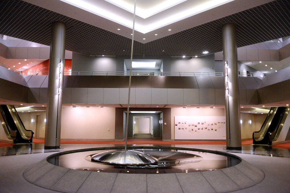 Маятник в центре атриума ЦОДа Switch Маятник в центре атриума ЦОДа Switch